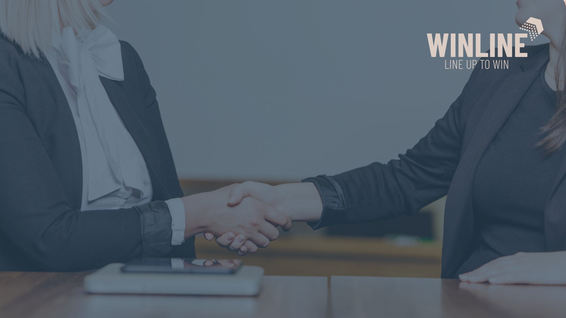 Uścisk dłoni między prawnikiem a klientem biznesowym – symbol uporządkowanych procesów obsługi klienta w kancelarii