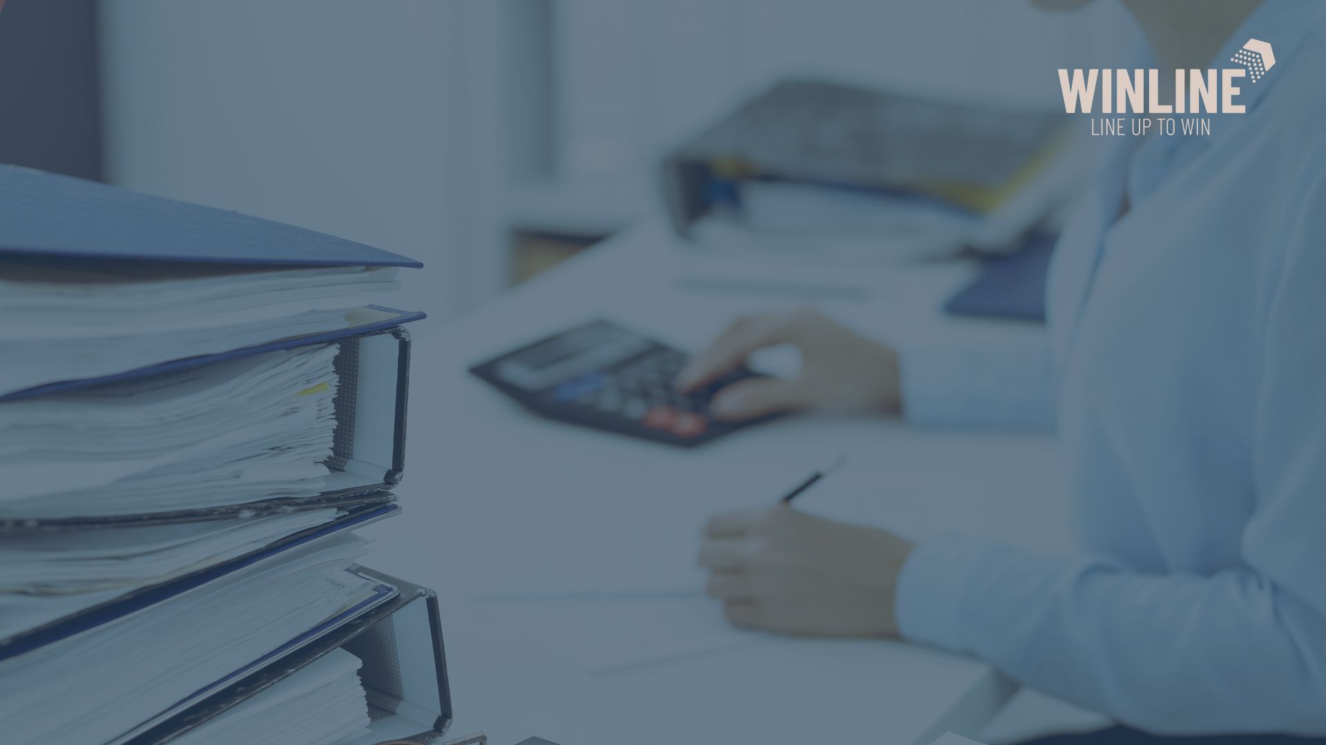 Pracownik biura rachunkowego pracuje z dokumentami i kalkulatorem przed wdrożeniem KSeF