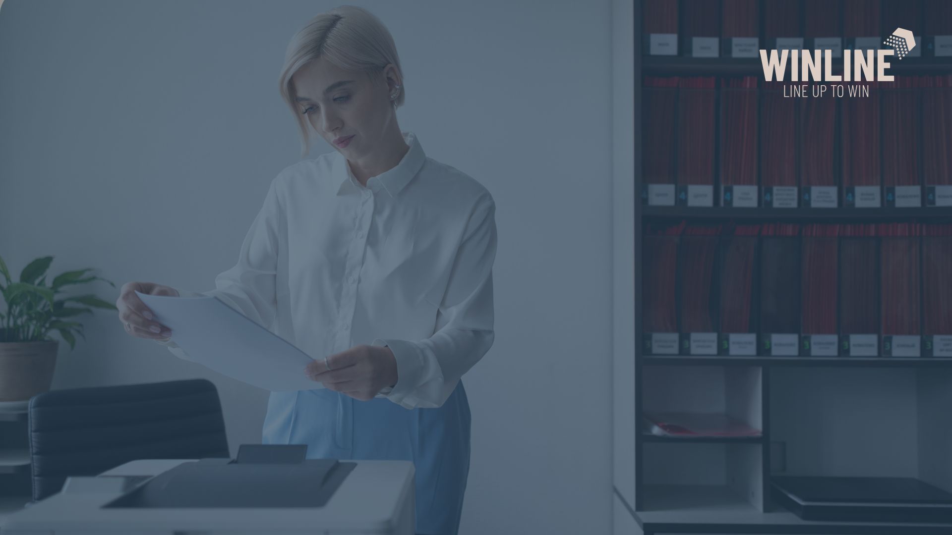 Pracownica biura rachunkowego przegląda dokumenty papierowe w kontekście przejścia na KSeF i e‑faktury