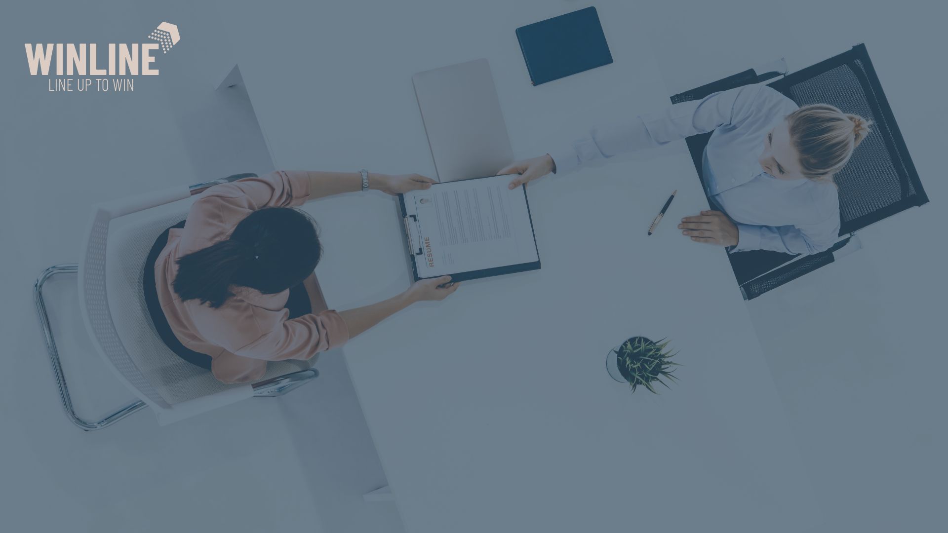 Kandydatka na rozmowie o pracę przekazuje swoje CV rekruterowi