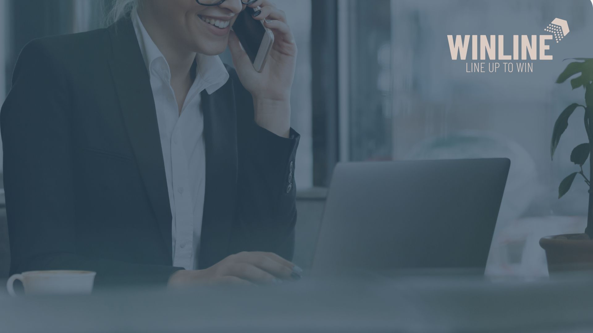 Skrypty sprzedażowe B2B – handlowiec prowadzący rozmowę telefoniczną przy laptopie