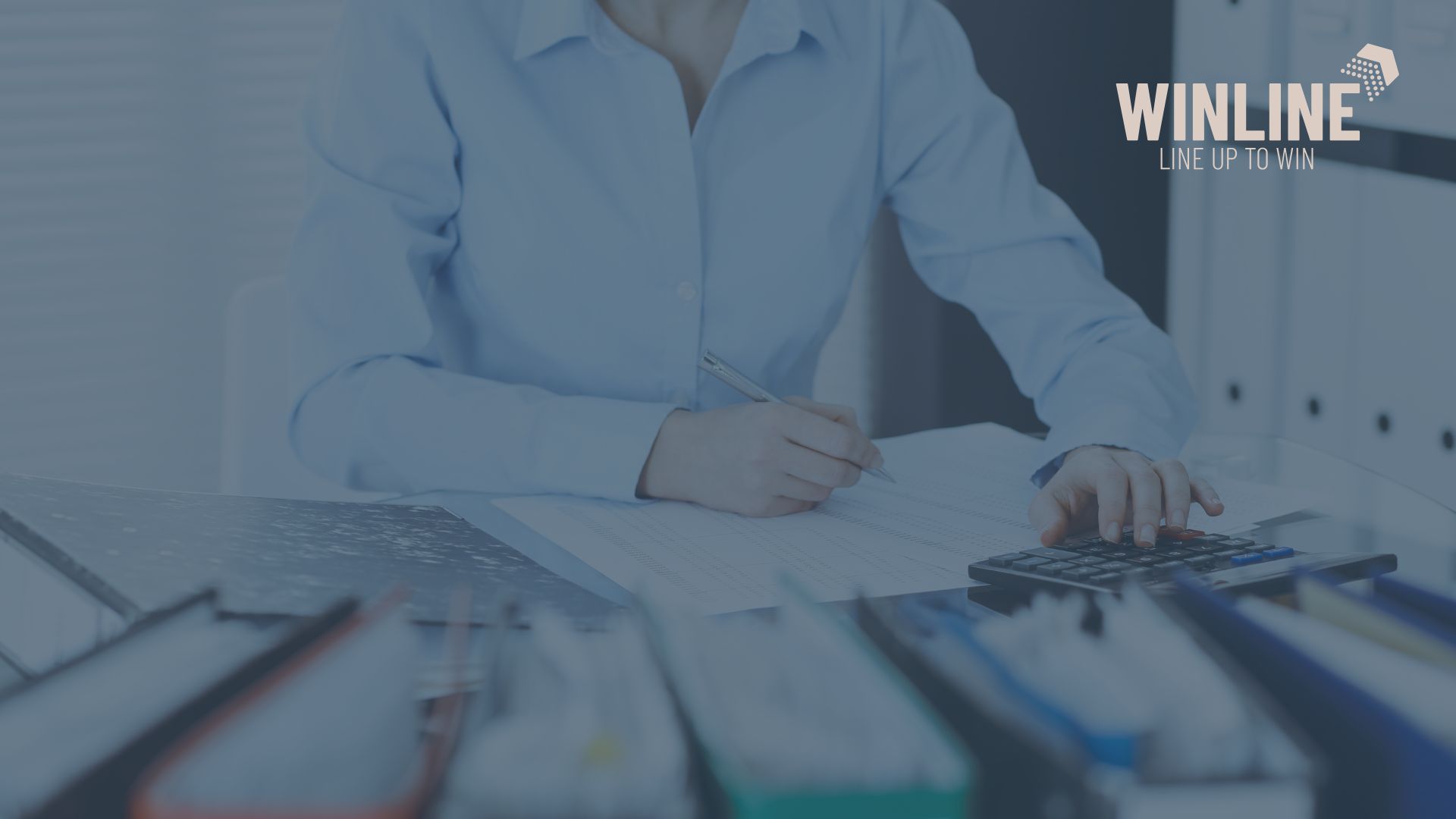 Księgowa sprawdzająca dokumenty finansowe z segregatorami w tle – procesy w biurze rachunkowym