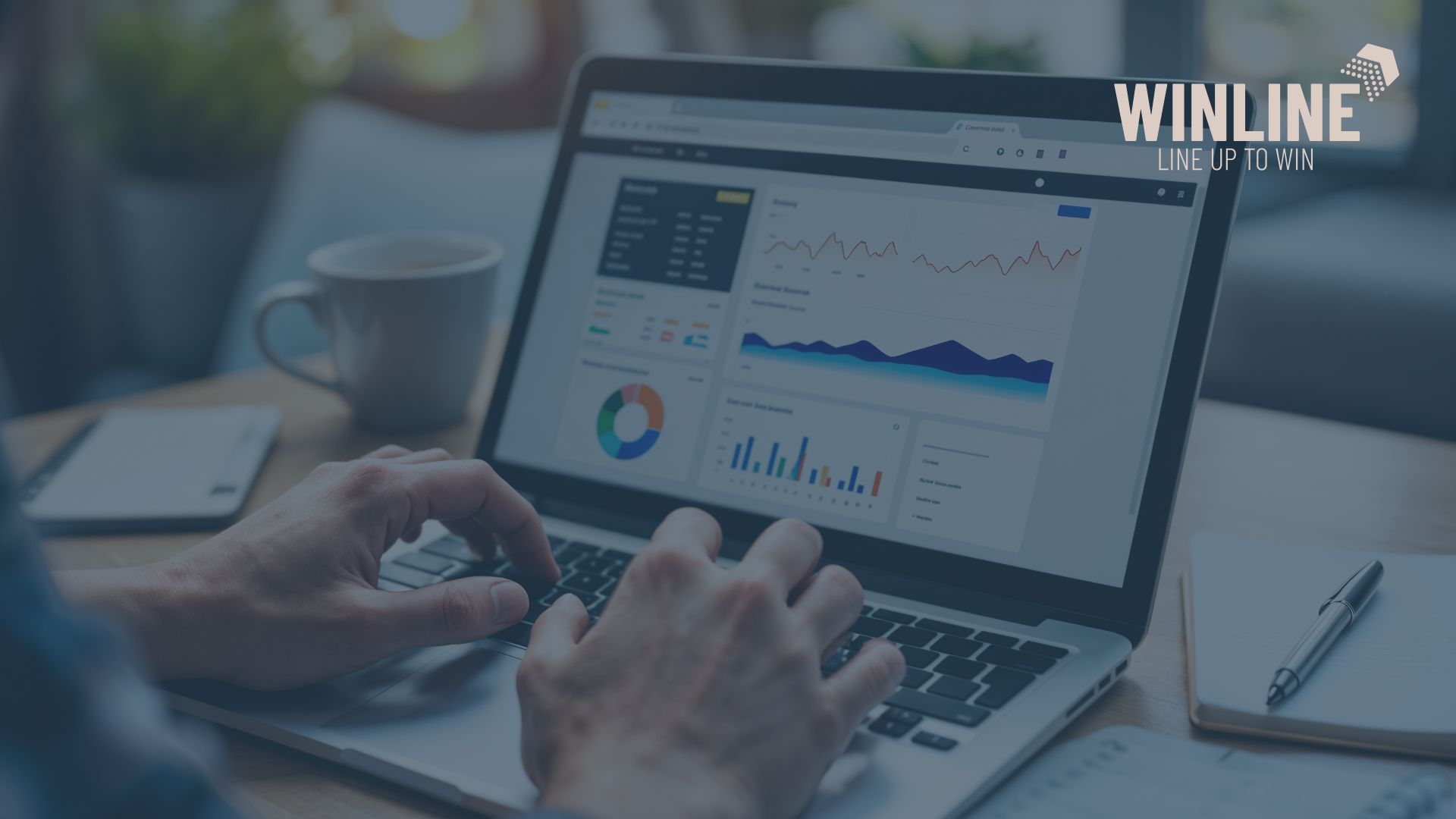 Panel analityczny z wynikami kampanii Google Ads dla B2B na ekranie laptopa